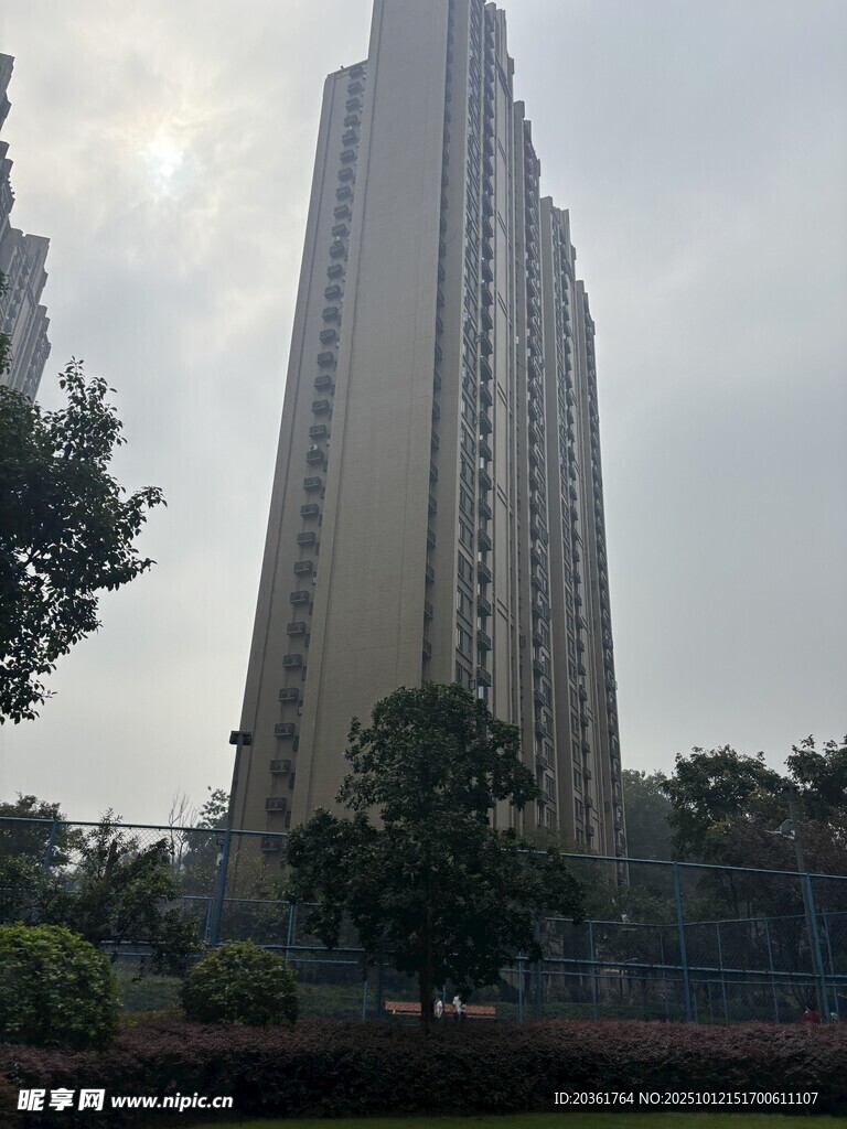 高耸入云的城市摩天大楼