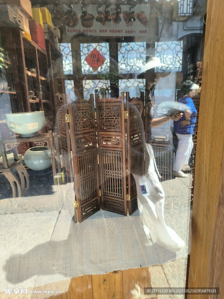 古旧家具店内景