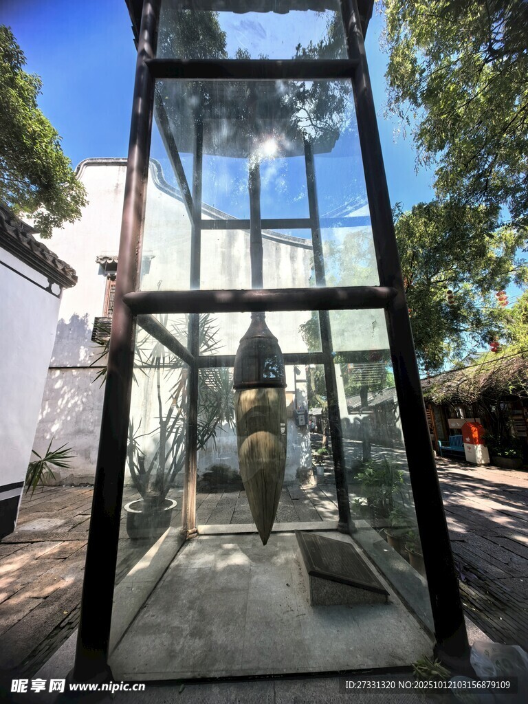 透明玻璃房内的独特景致