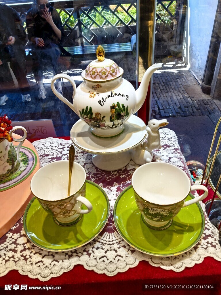 复古茶具摆设于精致桌布上