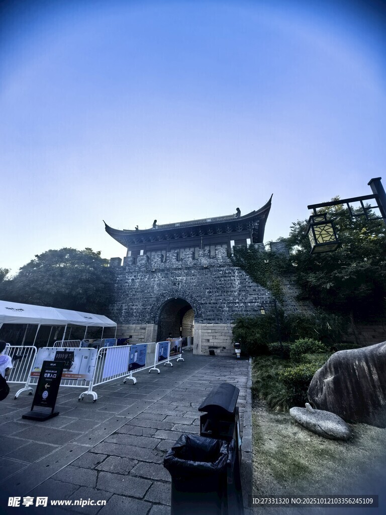 古建门前景象