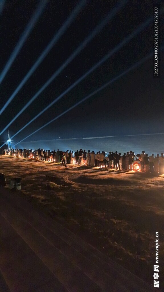 夜间激光秀现场壮观景象