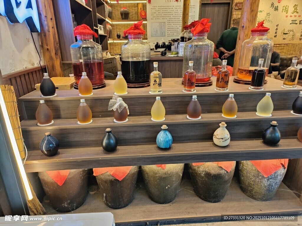 传统酒坊的多样酒品展示