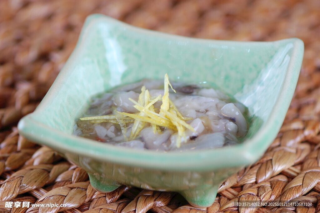 青碗盛紫食配黄色点缀