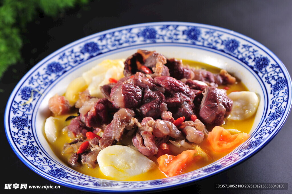 蓝瓷碗中的美味炖牛肉