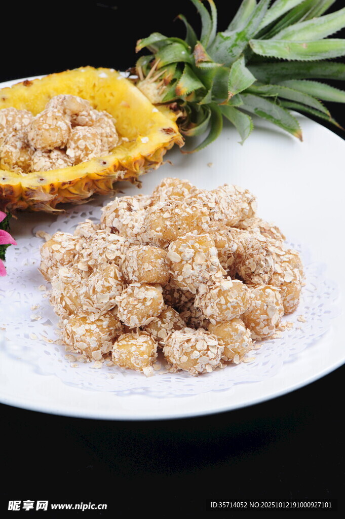 菠萝旁的香脆糖渍小食