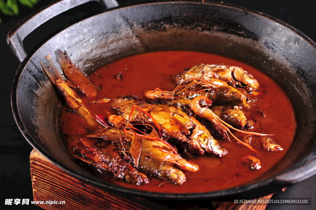 红烧鱼锅中烹饪