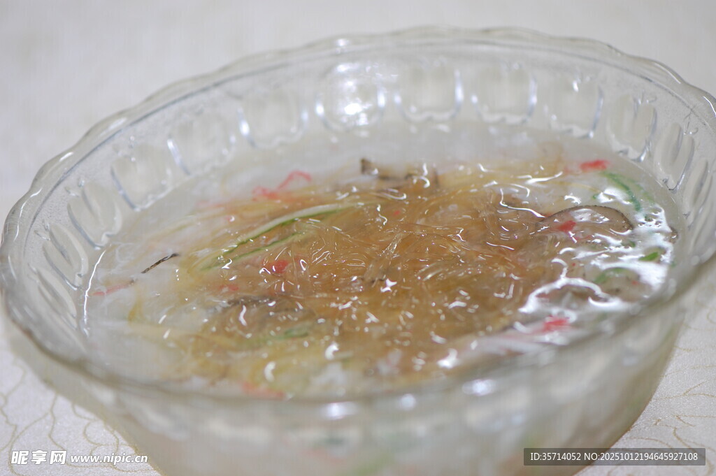 透明碗中的多彩颗粒