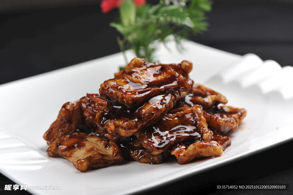 美味红烧排骨摆于盘中