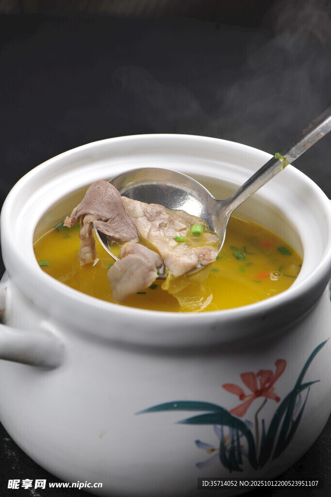 滋补鸡汤营养美味诱人