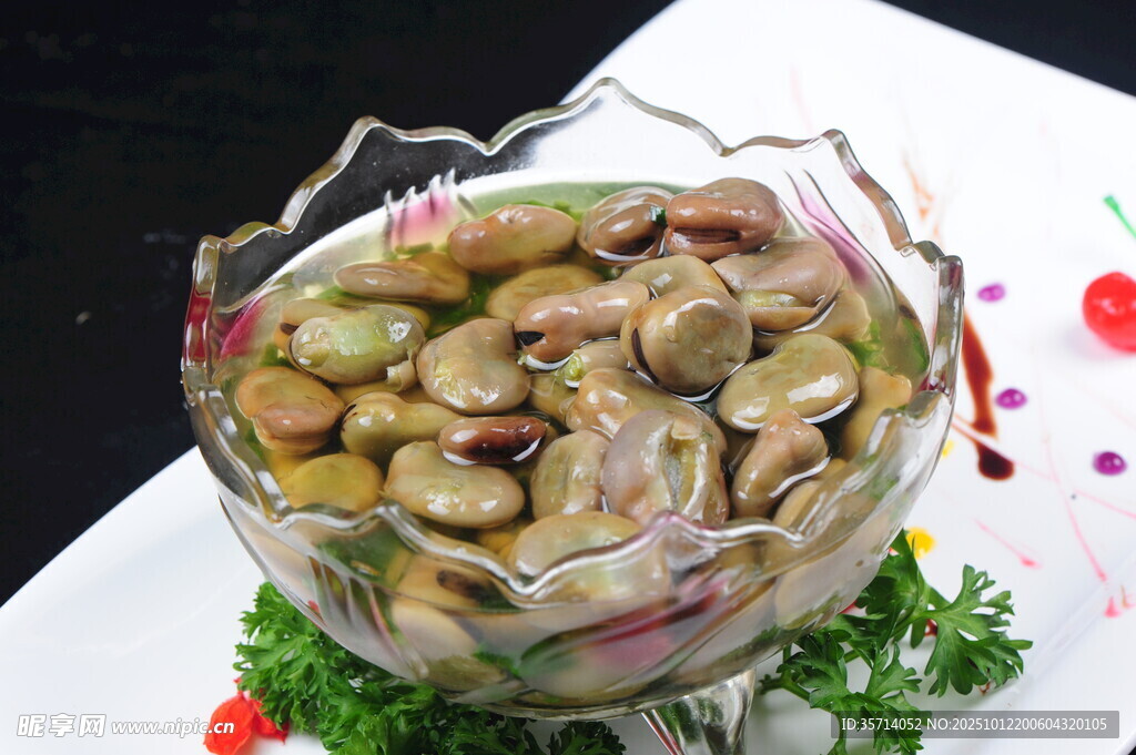 玻璃碗中的美味蚕豆