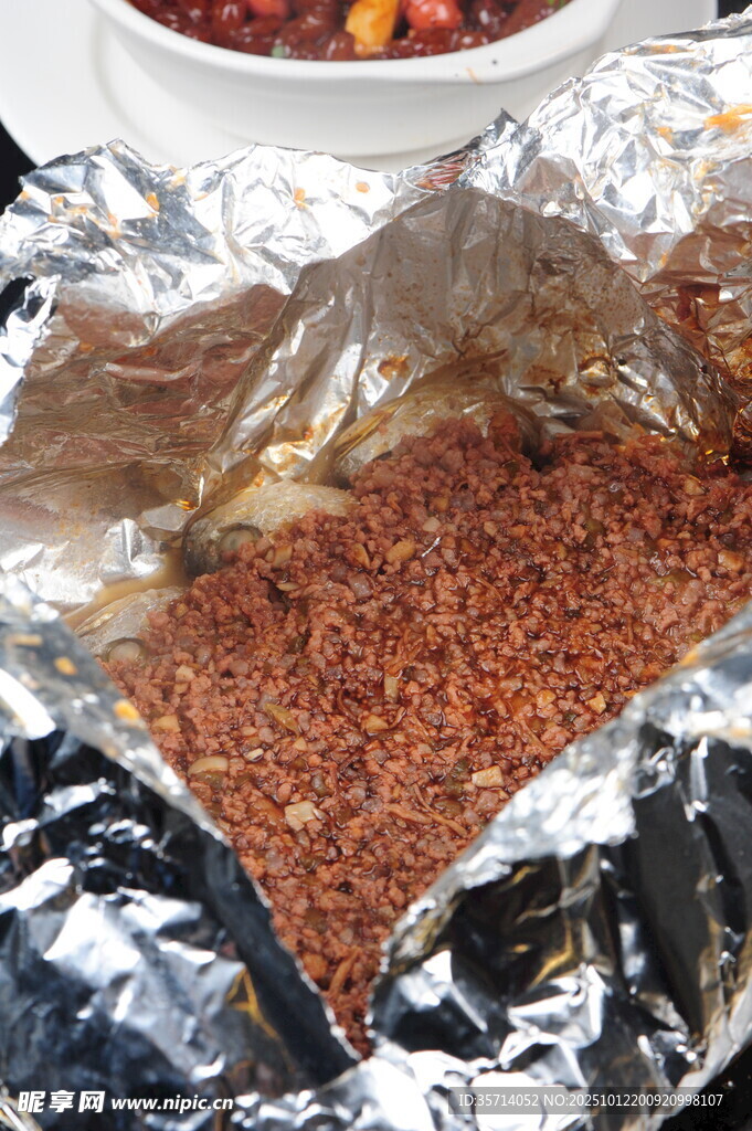 铝箔纸上的棕色烘焙食材