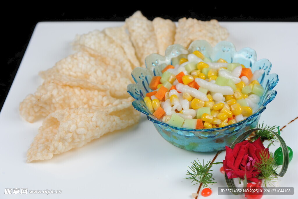 五彩果蔬配香脆薄饼