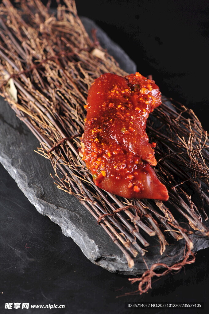 石板上的美味香辣牛肉干