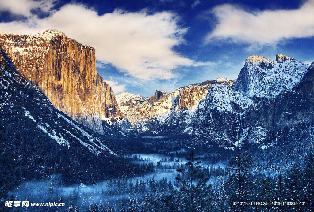 山谷雪山美景