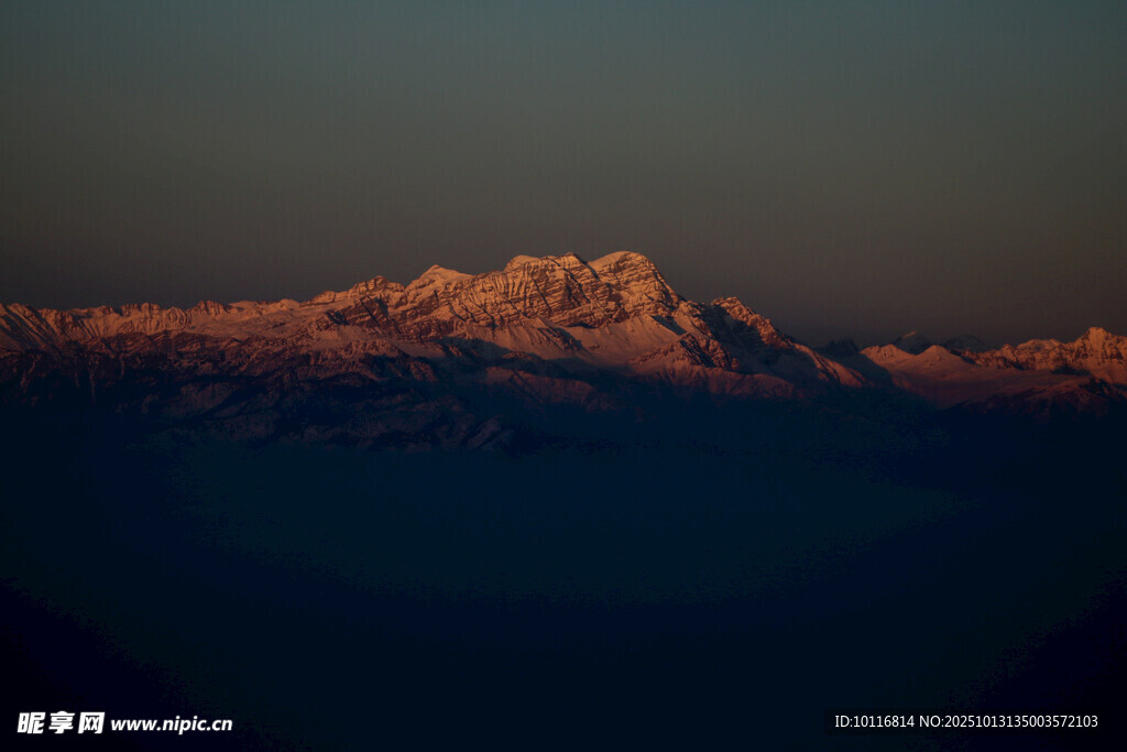 日出雪山美景