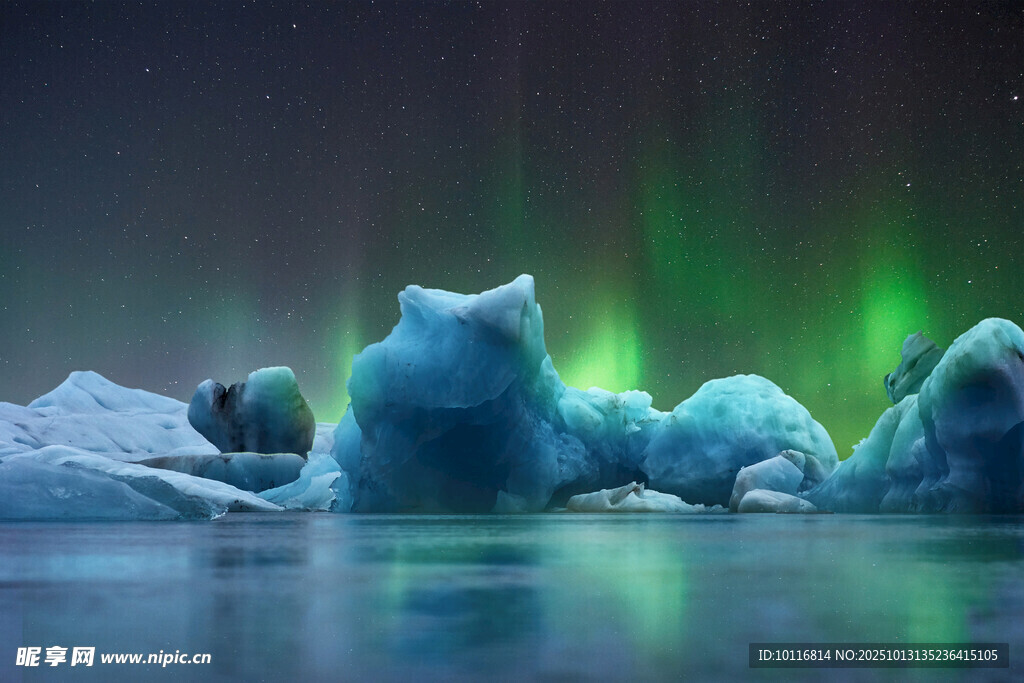 北极冰川极光