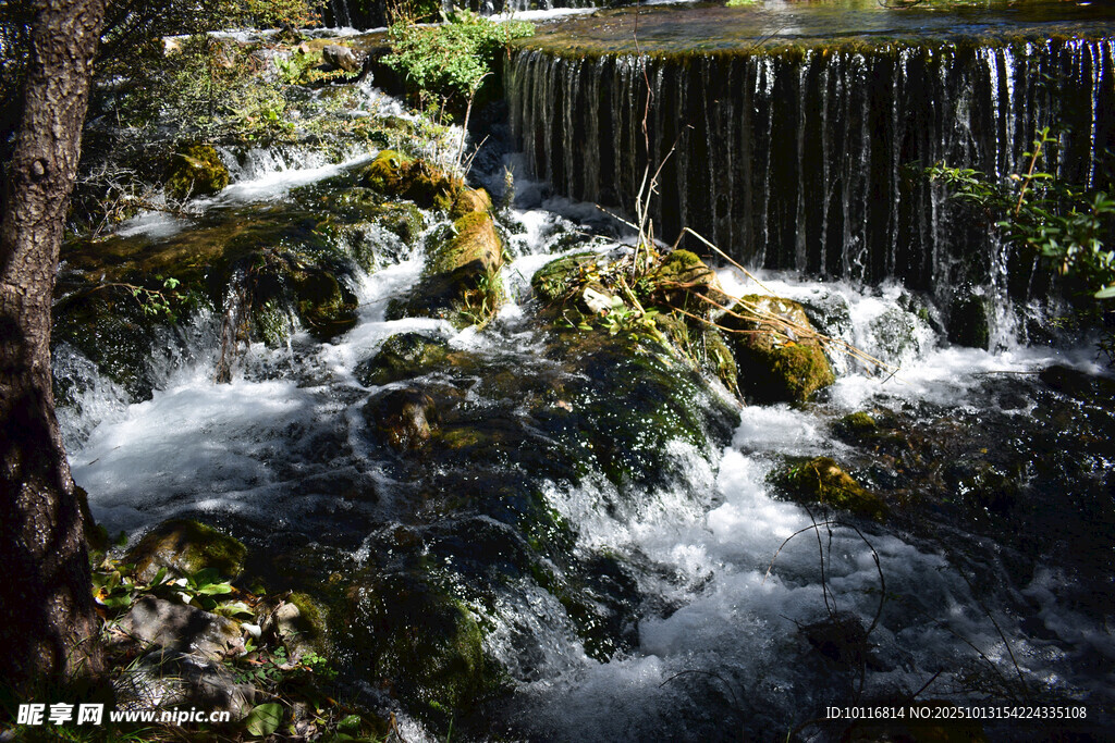 溪流瀑布