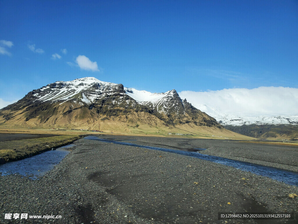 雪山下的旷野与蜿蜒小河