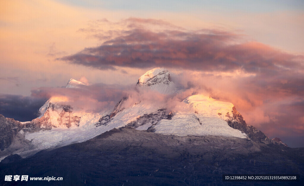 壮丽雪山日出美景