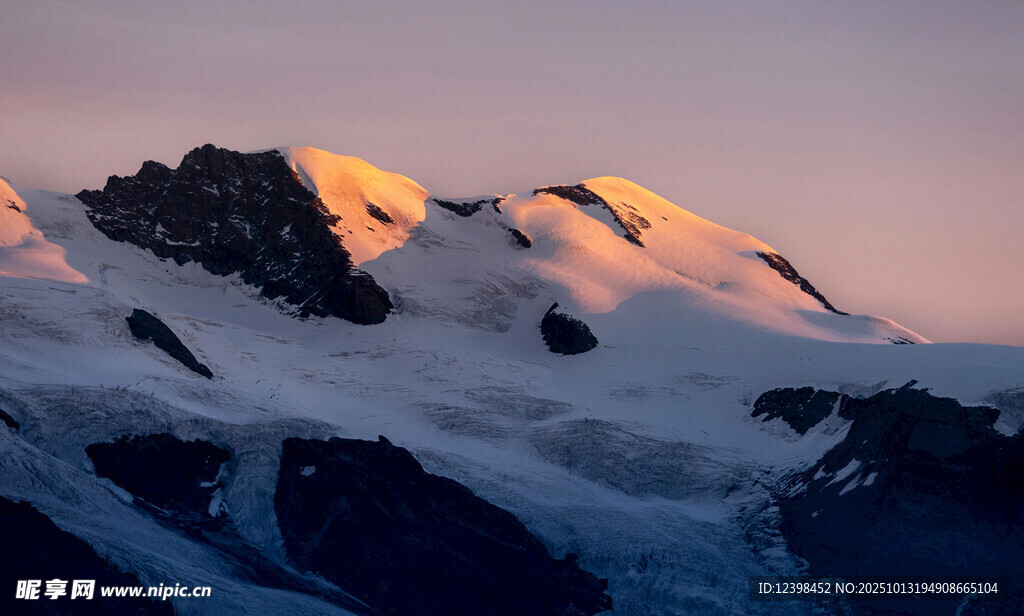 雪山日落美景