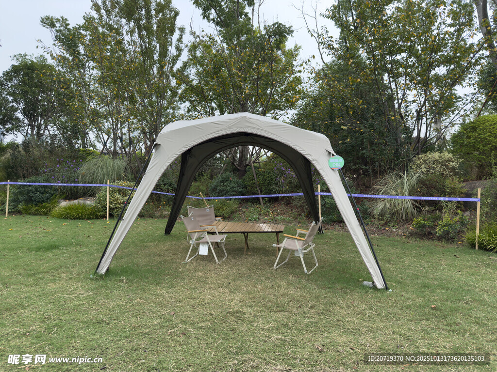 户外草坪上的拱形帐篷桌椅