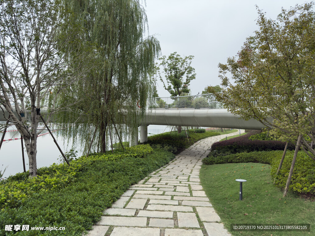 湖畔蜿蜒小径与拱桥景致