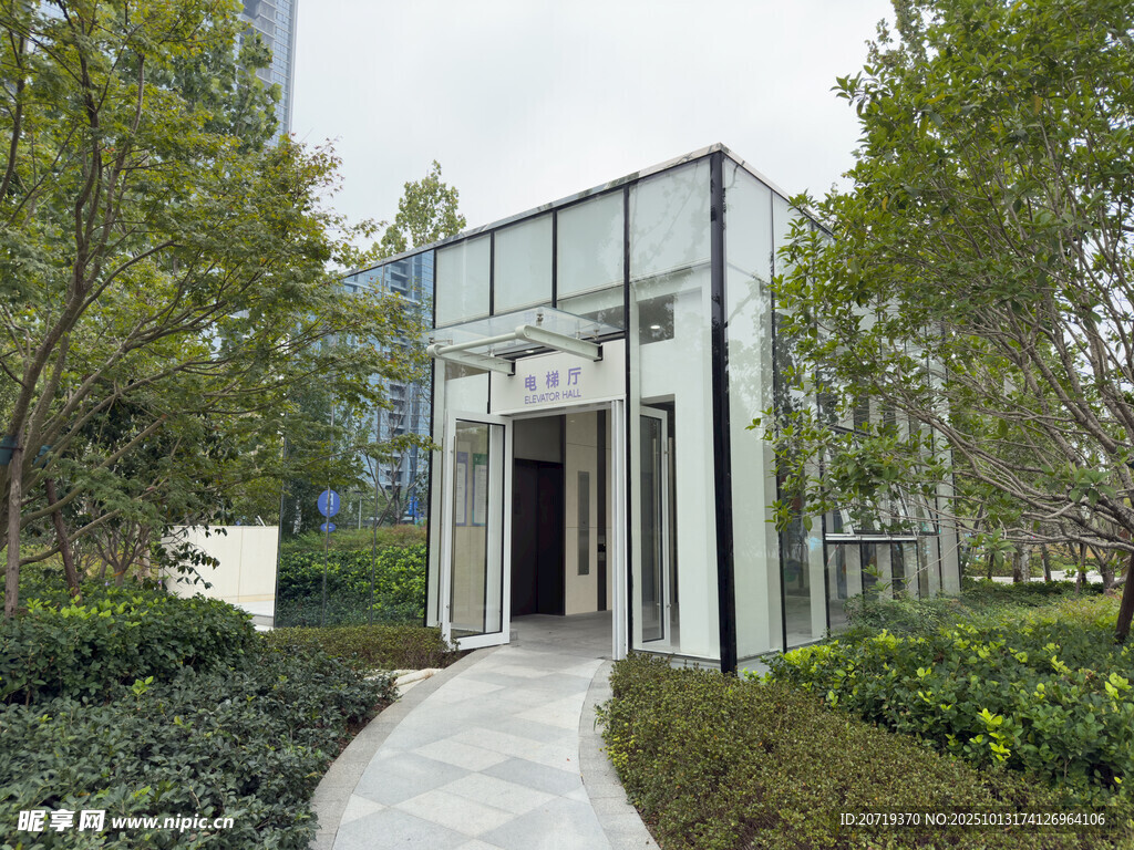 公园里的电梯厅