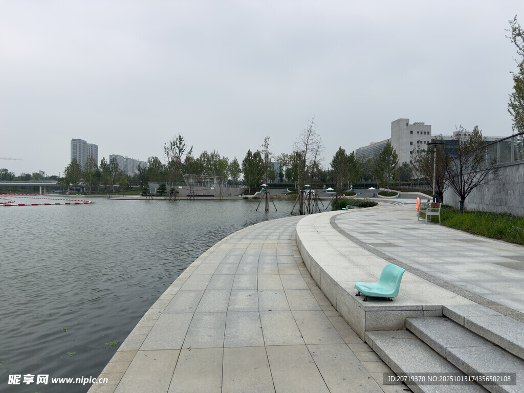 城市河畔休闲观景步道