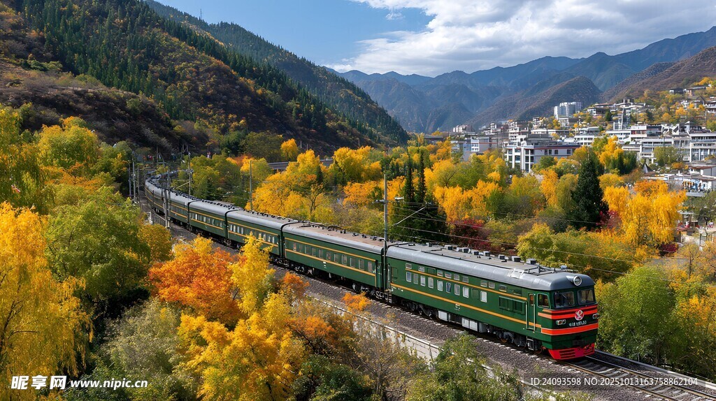 绿皮火车山谷行驶秋天自然风景旅