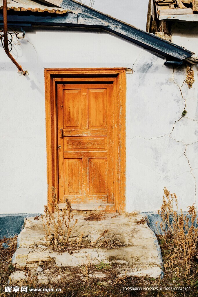 乡村旧屋木门