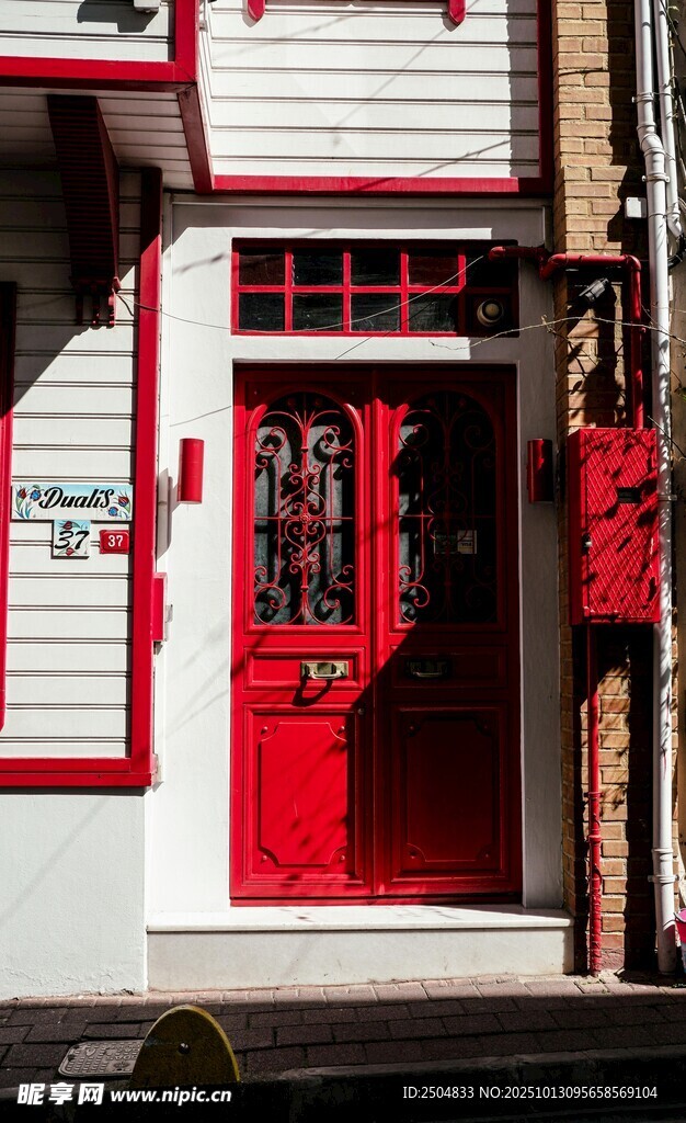 复古红门建筑外观