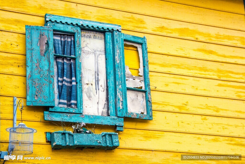 黄色墙面上的复古绿窗