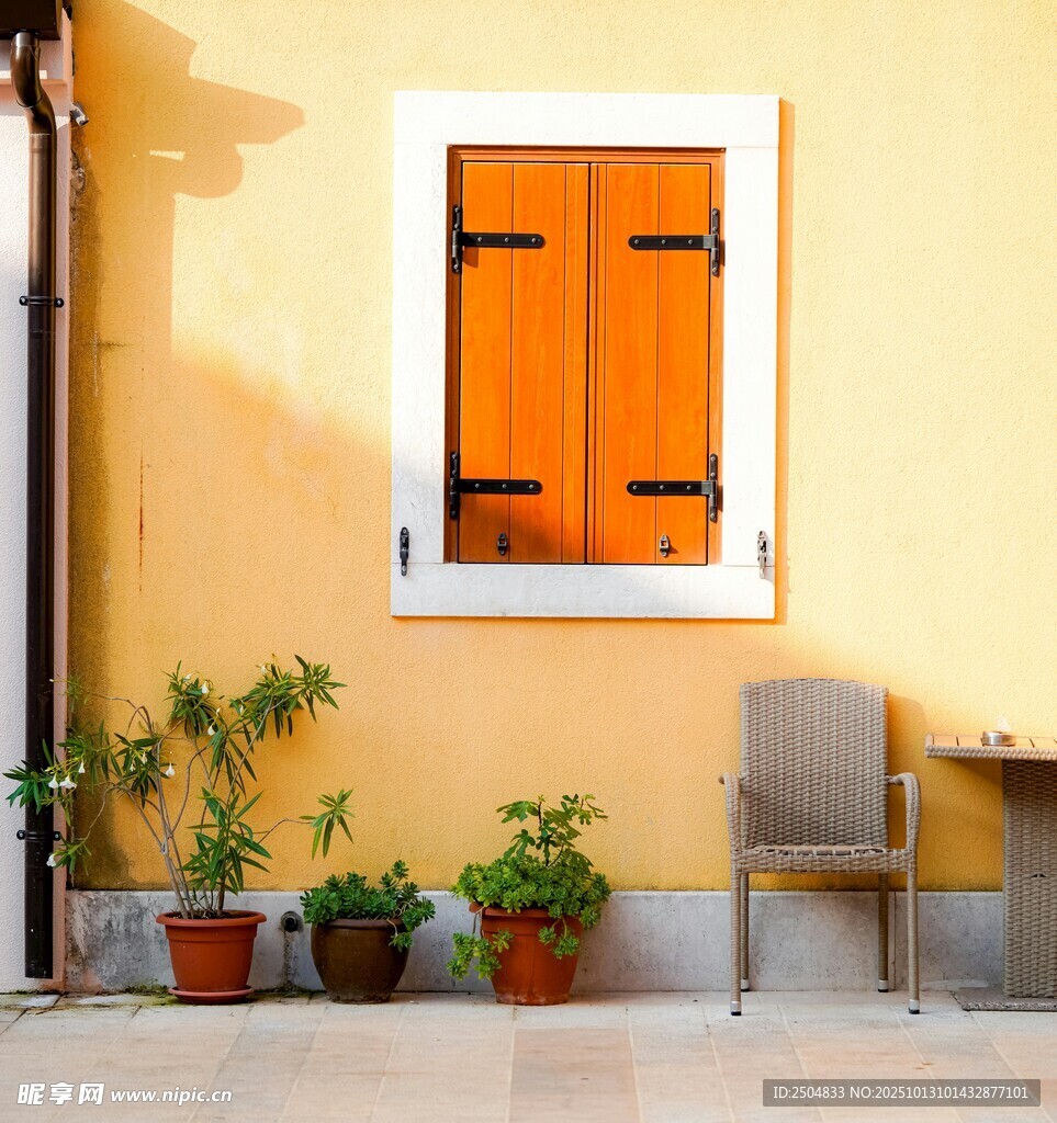 黄墙橙窗的惬意户外角落