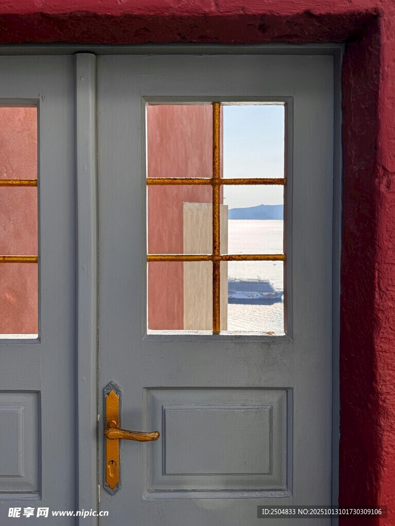 灰色双开门带玻璃窗