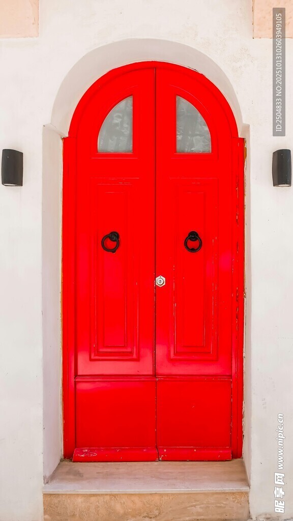 红色拱形双开门特写