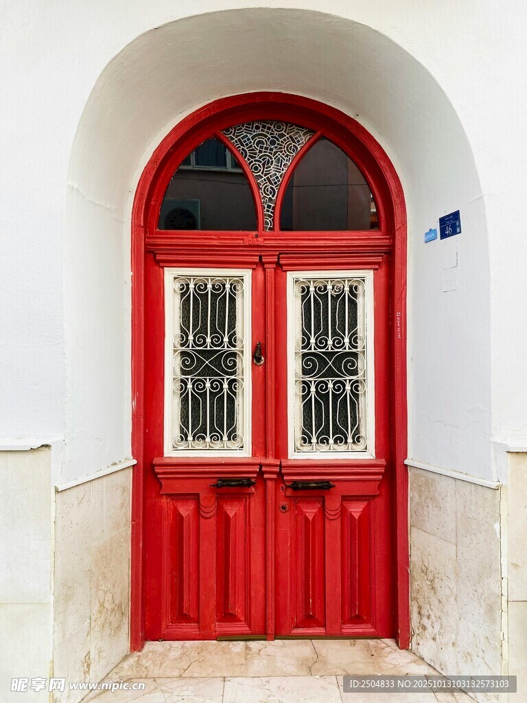 红色拱形双开木门特写