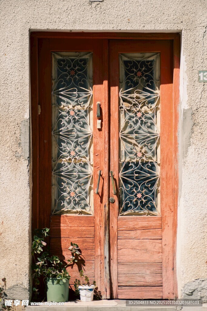 复古双开木门与绿植装饰