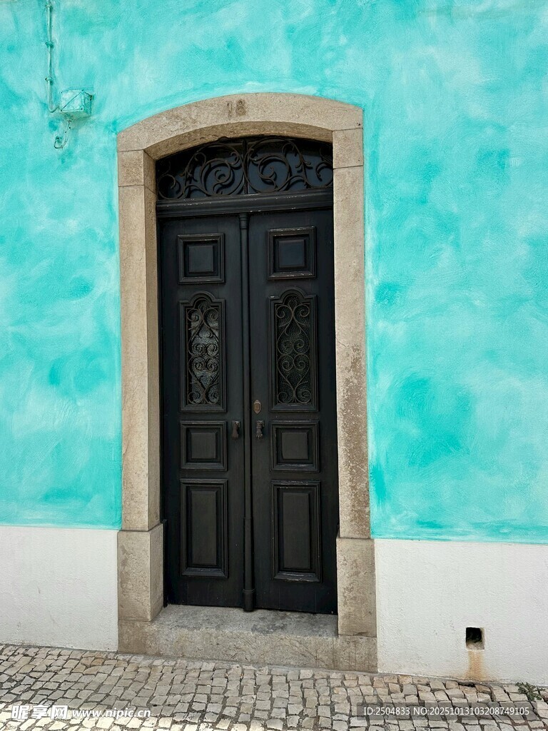 蓝墙黑门的独特建筑景观