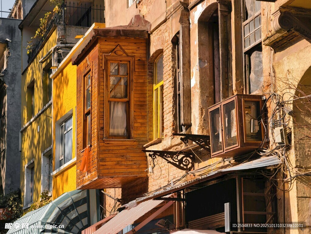 古老街道上的特色木质建筑