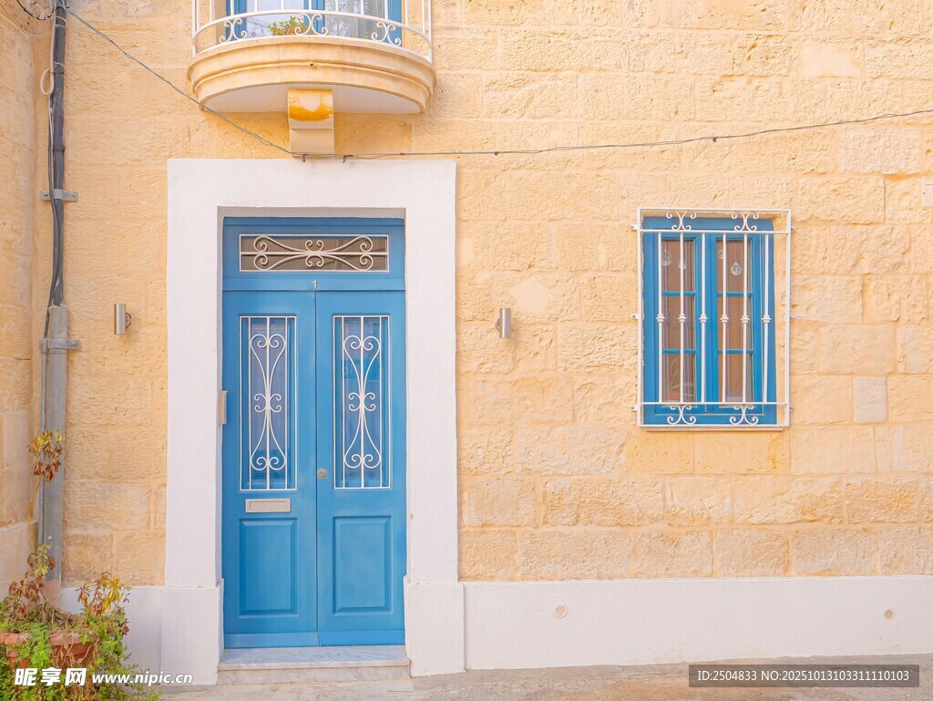 蓝门黄墙的清新建筑一角