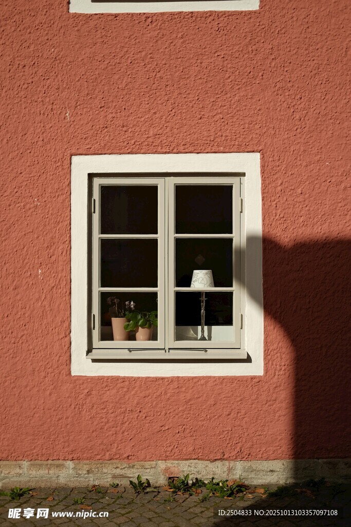 红墙白窗的温馨建筑一角