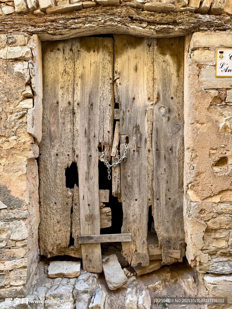 古老破旧的木质乡村门