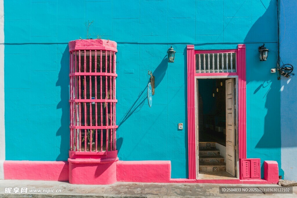 蓝粉相间的特色建筑门面