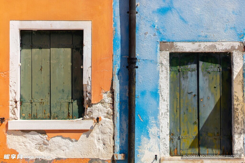 色彩斑斓的老旧墙面窗户