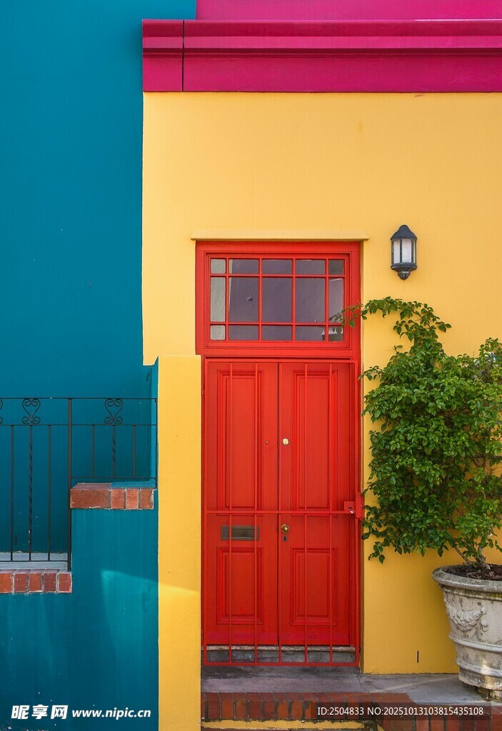 彩色墙面的鲜艳红门小屋