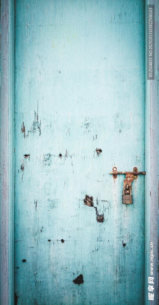 老旧斑驳的蓝色木门