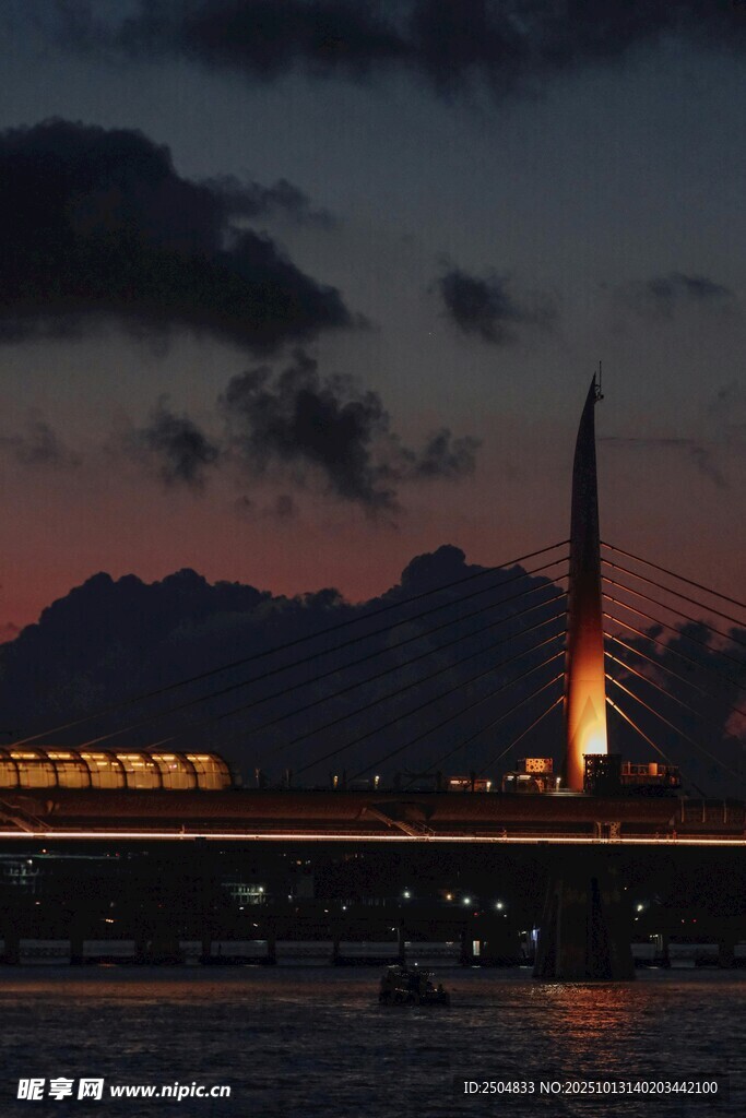夜幕下的城市地标建筑