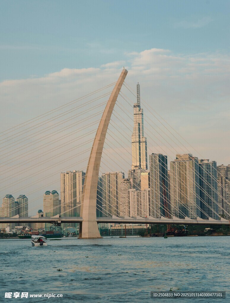 城市河畔现代桥梁与高楼