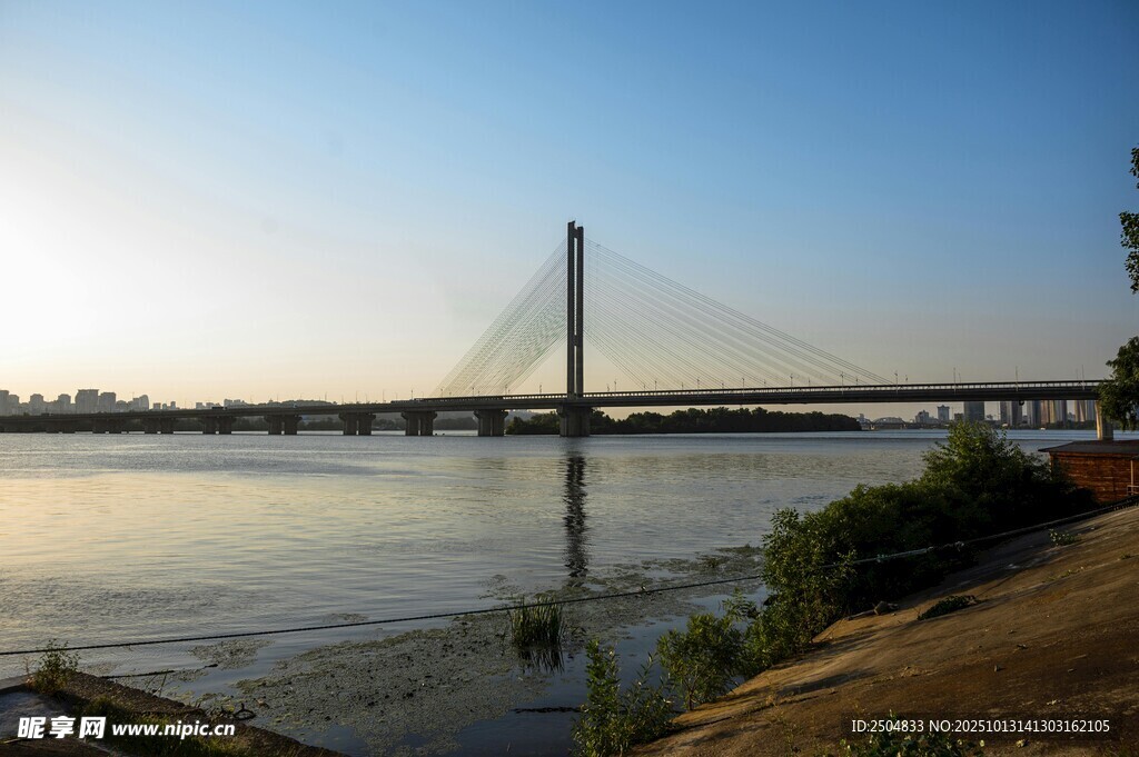 夕阳下的河畔大桥美景